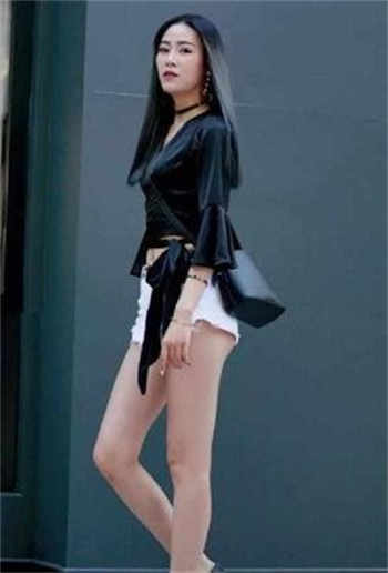宝玉趴在王夫人身上耕耘