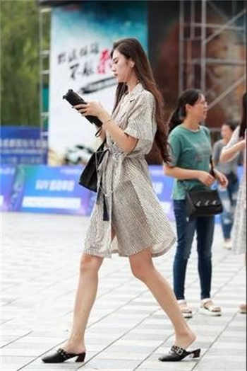 打扑克是什么姿势真人