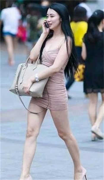 监控拍下女子尿急