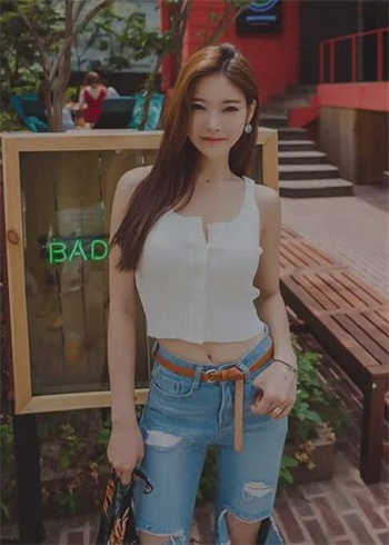 班花和学长在仓库