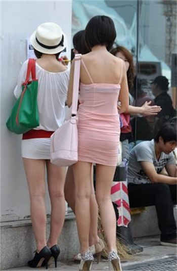 退推婴儿车在公园被上