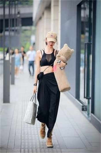 男女拼图簧色动作图