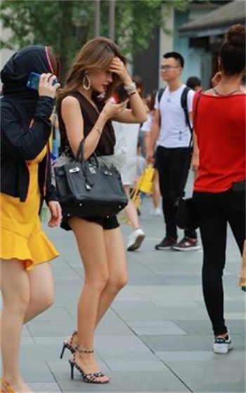 三个女人和外卖员