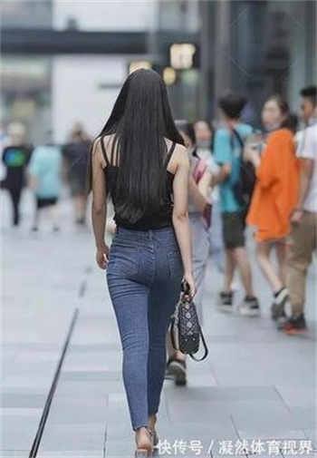 东方明珠女销售阳台门