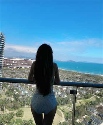 新婚夫妇屋里的杂志