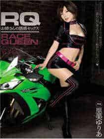 带银色面具的妈妈